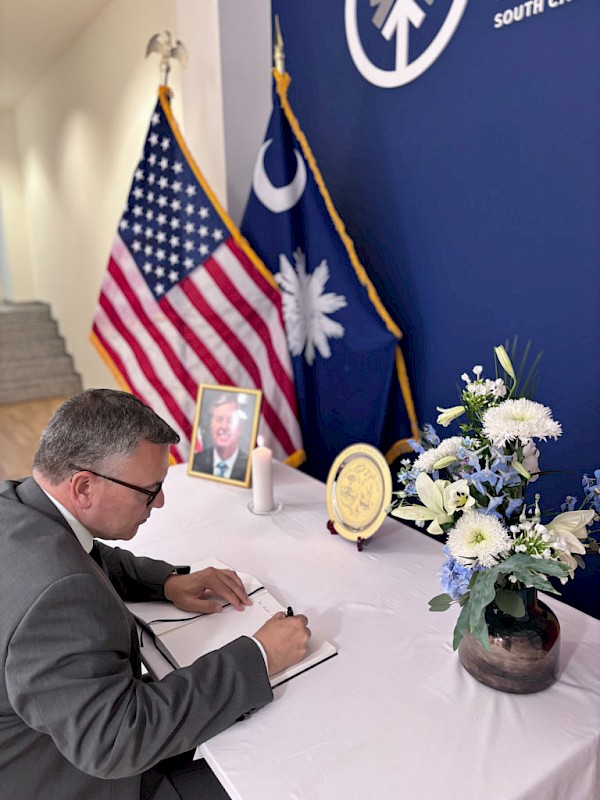 Eintrag ins Kondolenzbuch für US-Senator Lindsey Graham