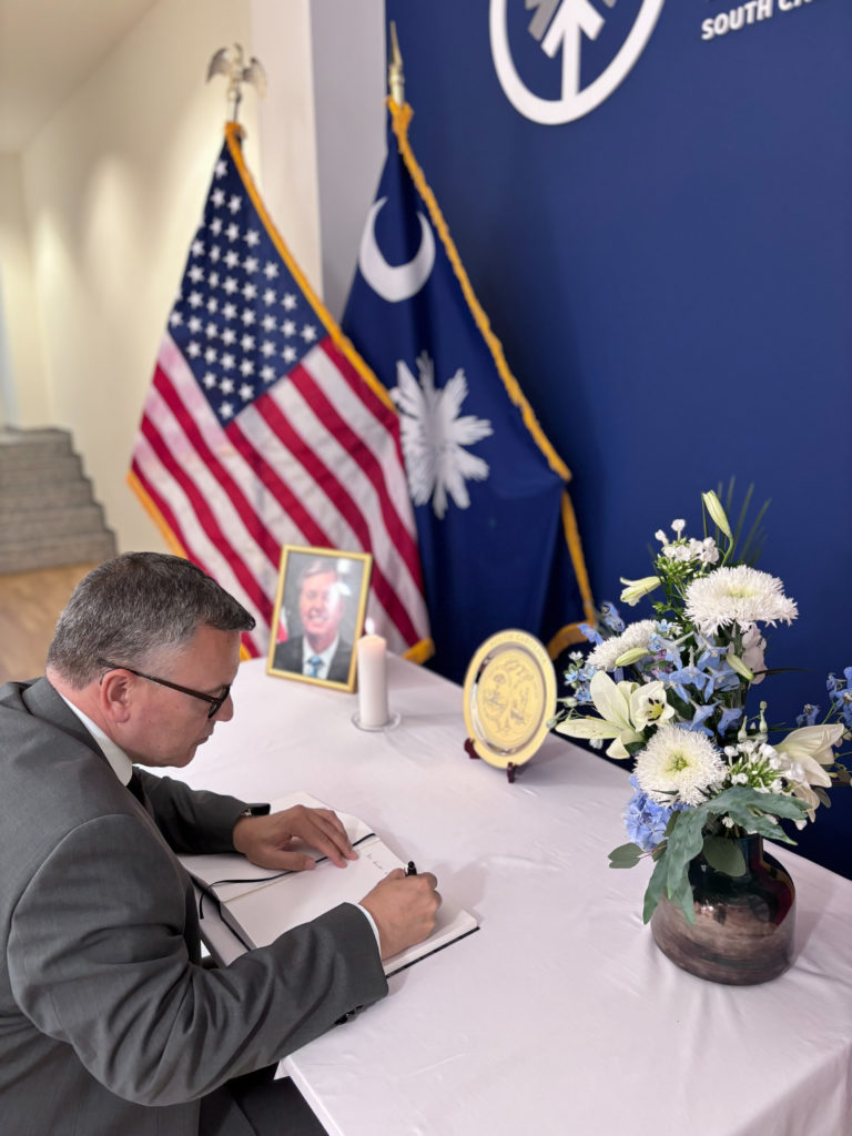 Eintrag ins Kondolenzbuch für US-Senator Lindsey Graham